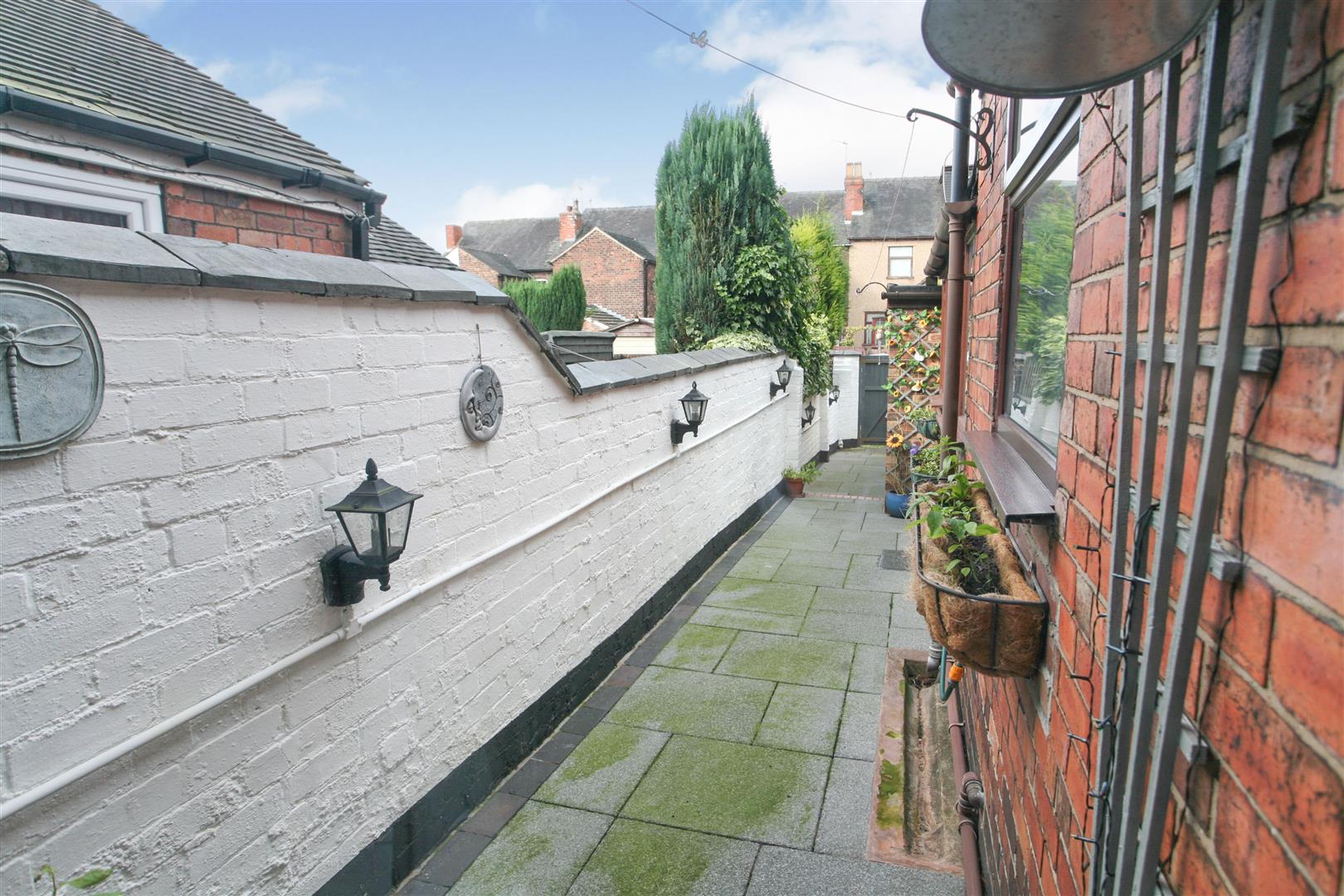 ENCLOSED REAR YARD / GARDEN